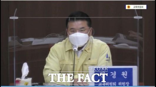 대구시교육청이 3년전 약속한 공기순환기 설치를 하지 않고 관련예산도 다른 곳에 사용하기로 해 아이들 건강에 손을 놨다는 비판이 일고 있다. 22일 대구교육청 결산심사에서 전경원 위원장이 학교 교실 미세먼지 대책 마련을 촉구했다 / 대구시의회