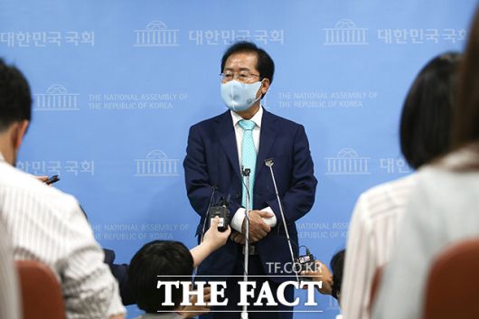 지난 24일 1년 3개월만에 국민의힘 복당이 결정된 홍준표 의원이 국회 소통관에서 기자회견을 마친 후 취재진의 질문에 답변하는 모습. /이선화 기자