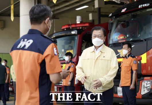 문재인 대통령이 6일 오전 경기도 용인소방서를 방문해 신열우 소방청장으로부터 폭염 및 코로나19 구급활동에 대해 보고 받고 있다. /청와대 제공