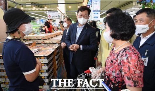 올해 2분기 우리나라의 밥상물가 상승률이 OECD 회원국 중 3번째로 높았던 것으로 나타났다. 지난 5일 서울 서초구 농협하나로마트 양재점을 방문해 밥상물가를 점검에 나선 더불어민주당 지도부. /국회사진기자단