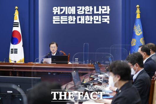 문재인 대통령은 9일 청와대에서 주재한 수석·보좌관회의에서 코로나19 확산 차단과 백신 접종률을 높이는 데 총력을 기울이겠다고 밝혔다. /청와대 제공