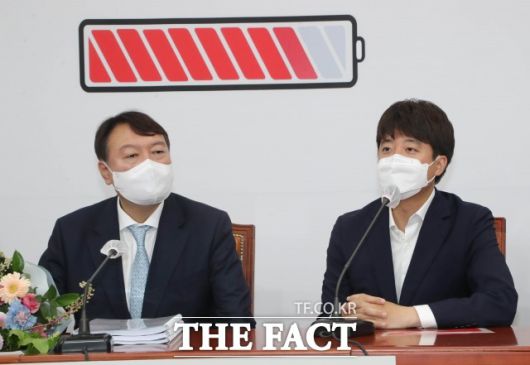 국민의힘 이준석(오른쪽) 대표와 유력 대권 주자인 윤석열 전 검찰총장의 갈등이 고조되고 있다. /이선화 기자