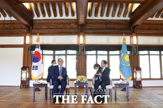 문 대통령이 토카예프 카자흐스탄 대통령과 17일 정상회담 후 청와대 상춘재에서 차담을 하고 있다. /청와대 제공