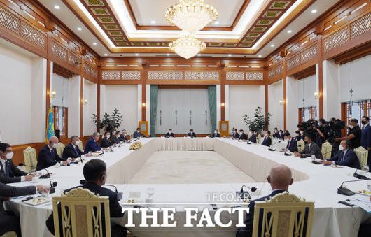 17일 오후 청와대에서 문 대통령과 토카예프 카자흐스탄 대통령이 참석한 가운데 양국 주요 경제인 간담회가 열리고 있다. /청와대 제공