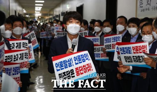 국민의힘은 언론중재법 등의 국회 본회의 처리를 저지하겠다는 입장이지만 여당의 강행 의지는 확고하다. 19일 국회 문화체육관광위원회 회의실 앞 복도에서 '징벌적 손해배상' 언론중재법 개정안 처리를 규탄하는 발언하는 이준석 국민의힘 대표. /이선화 기자