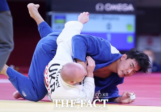 2020 도쿄 패럴림픽 남자 유도(스포츠등급B2) 81kg급 대한민국 대표팀 이정민 선수가 지난 28일 도쿄 무도관에서 열린 동메달 결정전에서 우크라이나 드미트로 솔로베이와 경기를 치르고 있다. 이 경기에서 이정민 선수가 승리해 동메달을 차지했다. /뉴시스