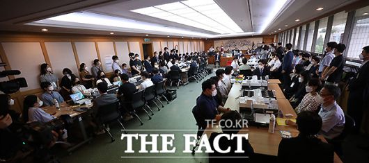 국투본은 지난해 4월 15일 치러진 제21대 국회의원 선거(총선)에서 부정선거가 이뤄졌다고 주장하며 재검표를 요구했다. 이에 법원은 지난 6월 28일 인천 연수을과 지난 23일 경남 양산을에 대한 재검표를 실시했다. 서울남부지법은 이날 오전 9시 30분부터 서울 영등포을의 재검표를 진행 중이다.