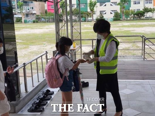 대전신탄진초 학생들이 전체 학년 전면등교 첫날인 6일 손소독을 하며 등교하고 있다. / 대전 = 김성서 기자