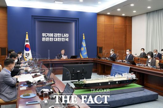 문재인 대통령은 지난 6일 청와대에서 주재한 수석·보좌관회의에서 "백신 접종률이 높아지는 만큼 코로나19 상황이 진정되어 나가면 방역과 일상을 조화시킬 수 있는 새로운 방역체계로의 점진적인 전환을 모색할 수 있을 것"이라고 말했다. /청와대 제공