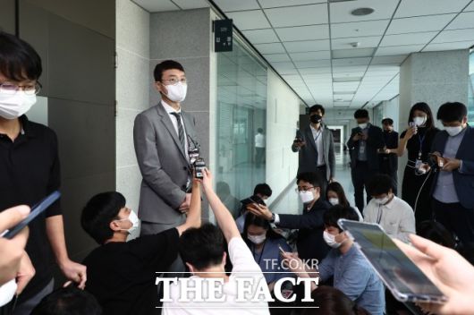 지난 10일 고위공직자범죄수사처가 윤석열 전 검찰총장의 '고발 사주' 의혹과 관련 국민의힘 김웅 의원의 국회 의원회관 사무실 압수수색에 들어간 가운데, 김 의원이 사무실 앞에 잠시 나와 입장을 밝히던 당시. /이선화 기자