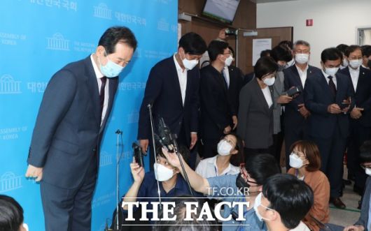 민주당 대선 경선 후보인 정세균 전 총리가 13일 오후 국회 소통관에서 대선 경선 사퇴 기자회견을 마친 후 인사하고 있다. /남윤호 기자