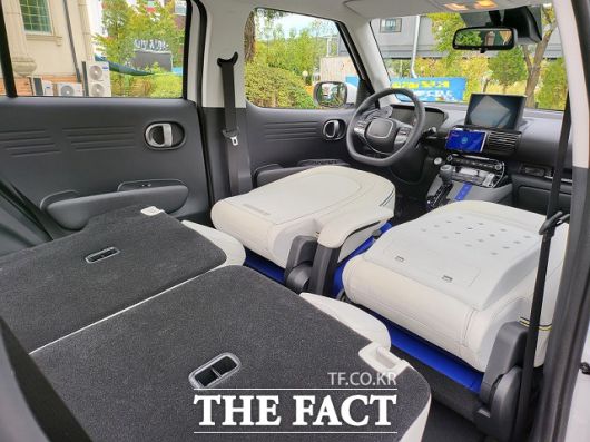 캐스퍼는 세계 최초로 운전석 시트가 앞으로 완전히 접히는 풀 폴딩 시트가 적용됐다.