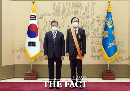 문재인 대통령이 6일 오전 청와대 본관에서 이기택 전 대법관에게 훈장을 수여한 후 기념촬영을 하고 있다. /청와대 제공