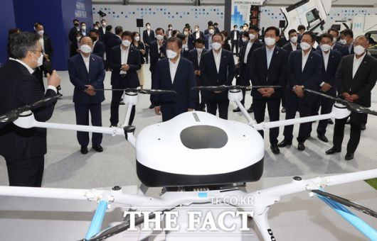 문 대통령이 7일 오후 인천 서구 현대모비스 수소연료전지공장 투자 예정지에서 열린 수소경제 성과 및 수소 선도국가 비전 보고와 차세대 수소연료전지 특화단지 기공식을 마친 후 수소 산업 관련 전시물을 관람하며 두산모빌리티 이노베이션의 수소 연료전지 드론 설명을 듣고 있다. /뉴시스