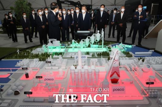 문 대통령이 7일 오후 인천 서구 현대모비스 수소연료전지공장 투자 예정지에서 열린 수소경제 성과 및 수소 선도국가 비전 보고와 차세대 수소연료전지 특화단지 기공식을 마친 후 수소환원제철 모형 설명을 듣고 있다. /뉴시스