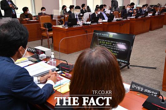 김용민 더불어민주당 의원은 이날 감사에서 '고발사주 의혹' 녹취 파일과 윤석열 전 검찰총장의 부인 김건희 씨가 공개한 주식 계좌 거래내역과 관련해 질의에 나섰다.