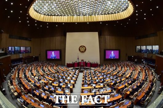 문 대통령이 25일 오전 국회 본회의장에서 2022년도 예산안 시정연설을 하는 모습. /이선화 기자