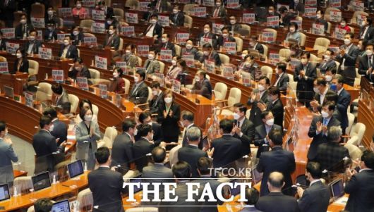 문 대통령이 25일 오전 2022년도 예산안 시정연설을 하기 위해 국회 본회의장으로 들어서고 있다. /이선화 기자