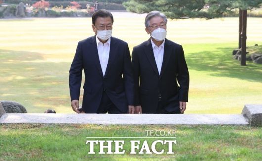 문재인 대통령이 26일 더불어민주당 이재명 대통령 후보와 차담을 위해 청와대 상춘재로 들어서고 있다. /뉴시스