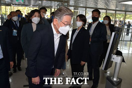 나란히 출범식장으로 입장하는 이재명 후보와 부인 김혜경 씨. /국회사진취재단