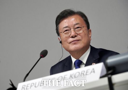 문재인 대통령이 1일(현지시간) 영국 글래스고에서 열린 제26차 유엔기후변화협약 당사국총회(COP26) 의장국 프로그램 행동과 연대에서 보리스 존슨 영국 총리의 환영사를 듣고 있다. /뉴시스
