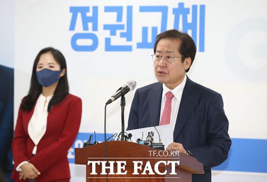 홍준표 의원은 이재명 더불어민주당 대선 후보의 전 국민 재난지원금 추가 지급 제안에 대해 "작년 4.15 총선에 맞추어 전 국민 재난지원금 14조 3000억 원을 풀어 정치적 이득을 보더니, 이번에 또 자유당식 고무신 선거를 획책하고 있다. 국가부채 1000조 시대를 만들어 놓고 또다시 빚잔치에 몰두하고 있다"고 비판했다. /남윤호 기자