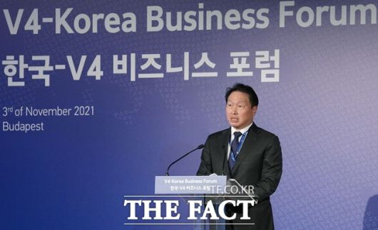 3일(현지시간) 헝가리 부다페스트 메리어트 호텔에서 열린 한-V4 비즈니스 포럼에서 최태원 대한상공회의소 회장이 인사말을 하고 있다. /뉴시스