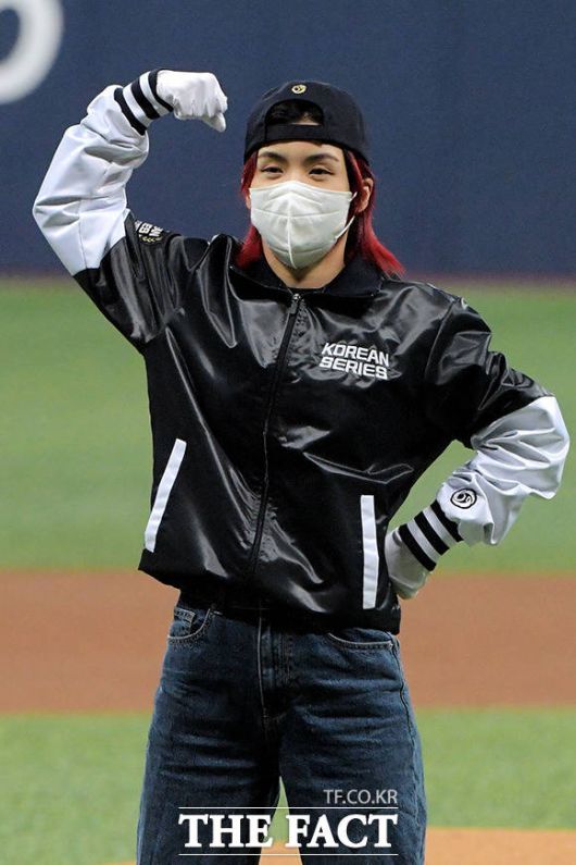 시구 전, 훅 포즈로 댄스의 시작을 알리는 아이키