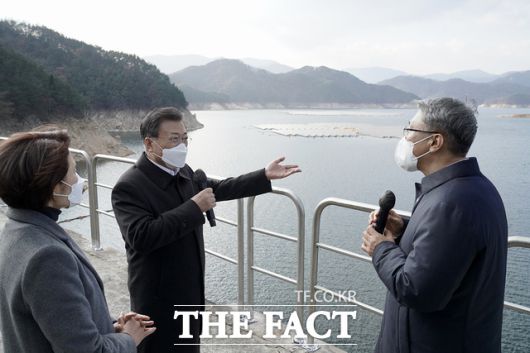 문 대통령이 24일 오후 경남 합천댐 수상태양광 발전 개시를 기념해 현장을 찾아 박재현 한국수자원공사 사장으로부터 수상태양광 관련 보고를 받고 있다. /청와대 제공