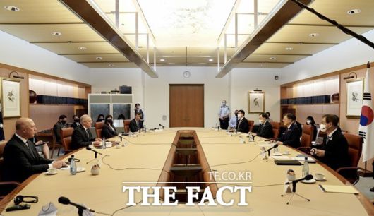 문재인 대통령이 스콧 모리슨 호주 총리와 13일 캔버라 국회의사당 내 대위원회실에서 확대회담을 하고 있다. /뉴시스