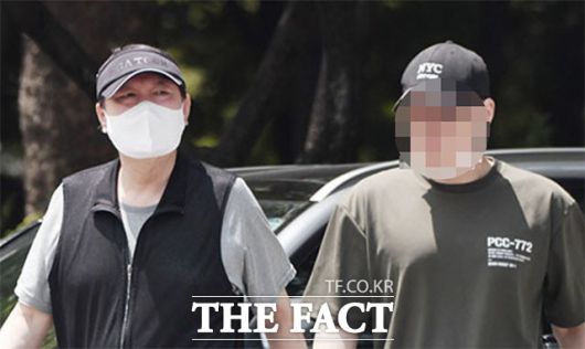 윤석열 전 검찰총장(왼쪽)과 '황 사장' 아들 황모 씨가 지난 6월 매헌 윤봉길 의사 기념관을 사전 답사하고 있다. /이덕인 기자