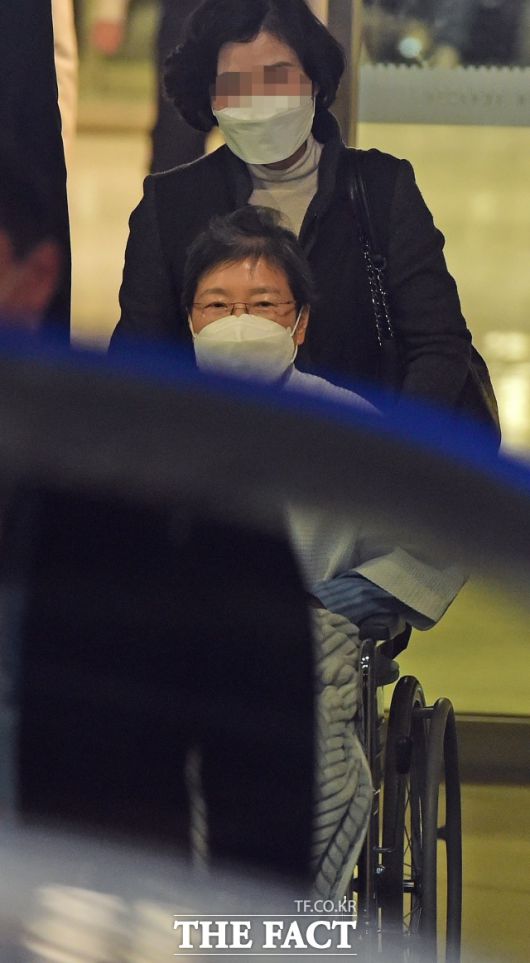 지난 2월 신종 코로나 바이러스감염증(코로나19) 확진자와 밀접 접촉해 병원 격리됐던 박근혜 전 대통령이 서울성모병원에서 나와 서울구치소로 향하던 당시. /이선화 기자