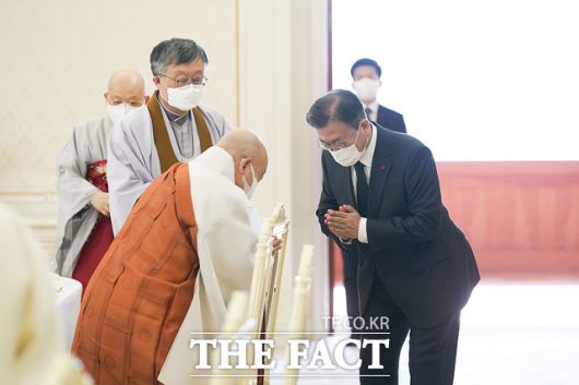 문재인 대통령이 12일 청와대에서 열린 종교계 지도자 초청 오찬 간담회에서 조계종 총무원장 원행 스님과 인사를 하고 있다. /청와대 제공