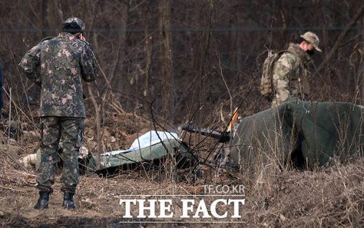 11일 오후 1시 44분께 공군 F-5E 전투기가 경기도 화성시 인근 야산에 추락한 사고로 조종사 심정민 소령이 순직한 가운데 공군 관계자들이 현장 조사를 하는 모습. /임영무 기자