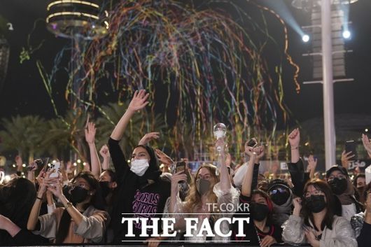 16일 오후 (현지시간) 아랍에미리트 두바이 엑스포 쥬빌리공원에서 열린 K-POP 콘서트에서 팬들이 환호하고 있다. /뉴시스