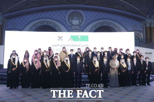 문재인 대통령이 18일 오후 사우디 리야드 리츠 칼튼 호텔에서 열린 한·사우디 스마트 혁신포럼 참석 양국 기업인들과 기념촬영을 하고 있다. /뉴시스