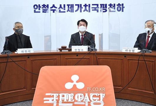 최진석 위원장은 문재인 정부를 비판한 중도 인사다. 최 위원장은 19일 상임선대위원장직을 수락하며 "(안 후보의 지지율은) 곧 20%를 만나게 될 것"이라며 "안 후보와 저는 단일화를 생각하지 않고 있다"라고 강조했다. /국회=이선화 기자