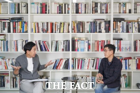 2021년 1월 18일 진중권 전 동양대 교수가 금태섭 전 더불어민주당 의원(왼쪽)의 '금태섭의 찐 토크'에 출연해 토론하고 있다. /금 전 의원 블로그 캡처