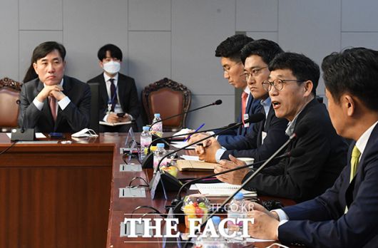 2020년 5월 15일 진중권 전 동양대 교수(오른쪽)가 서울 여의도 국회 의원회관에서 열린 미래통합당 유의동·오신환 의원 주최 '제21대 총선을 말하다! 길 잃은 보수정치, 해법은 무엇인가?' 토론회에 참석해 발언을 하고 있다. /배정한 기자