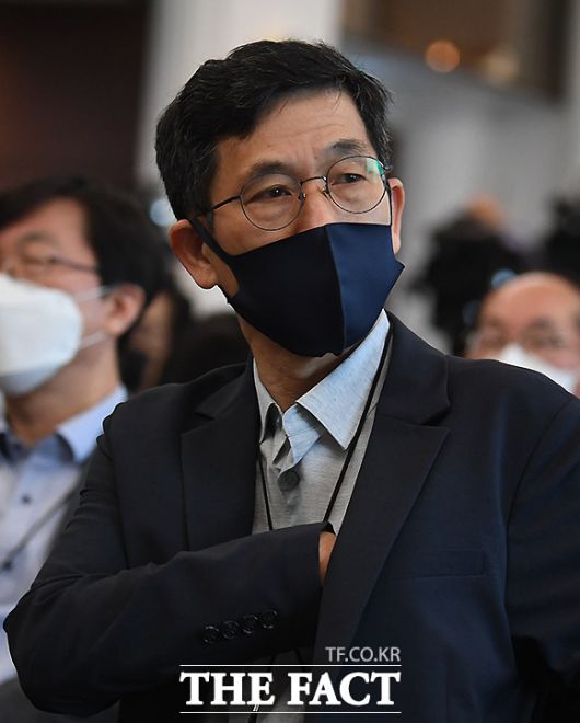 2021년 5월 21일 진중권 전 동양대 교수가 서울 중구 프레스센터에서 열린 '공정과 상식 회복을 위한 국민연합(공정과 상식)'의 출범식에서 '윤석열, 대통령 가능성과 한계'를 주제로 열린 토론회에 참석해 순서를 기다리고 있다. /이새롬 기자