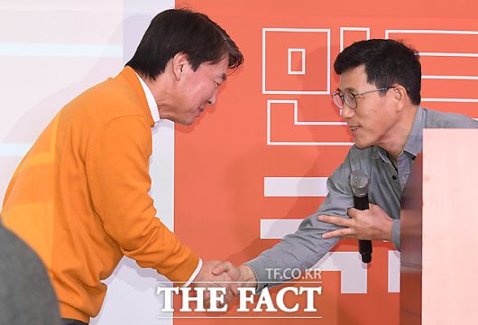 2020년 2월 9일 서울 영등포 하이서울유스호스텔에서 열린 안철수신당 '국민당' 발기인 대회에서 초청 강연자로 참석한 진중권 전 동양대 교수(오른쪽)가 안철수 전 국민의당 대표와 악수하고 있다. /이새롬 기자