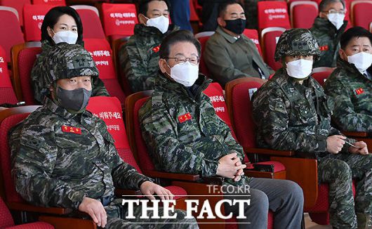 이 후보가 현황 브리핑을 듣고 있다.