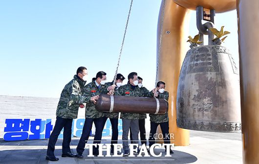 이 후보가 한반도의 평화를 기원하며 평화의 종을 타종하고 있다.