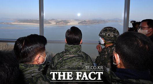 현황 브리핑을 들으며 북한 지역을 바라보는 이 후보.