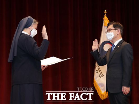 24일 오후 경기도 과천 법무부 청사에서 특별공로자 국적 증서 수여식이 열린 가운데 박범계 법무부 장관(오른쪽)이 특별공로자인 갈 크리스티나 에벨리나 수녀의 선서를 받고 있다. /법무부 제공