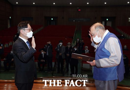 선서하는 웬트워스 주니어 웨슬리 존 선교사(한국명 원이삼).