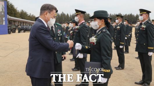 문재인 대통령이 28일 오후 경북 영천시 육군3사관학교에서 열린 제57기 졸업 및 임관식에서 임관 장교에게 계급장을 수여한 뒤 주먹인사를 하고 있다. /뉴시스