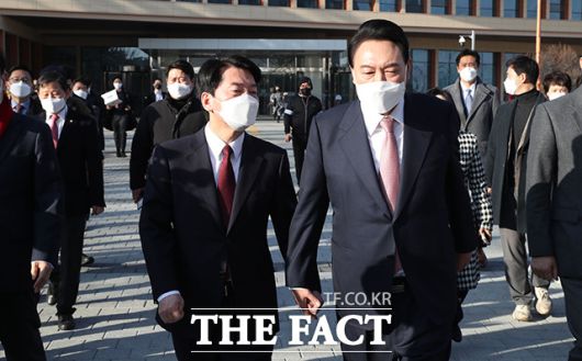 윤석열 국민의힘 대선 후보와 안철수 국민의당 대선 후보가 3일 오전 서울 여의도 국회 소통관에서 단일화 및 합당 관련 공동 기자회견을 마치고 함께 이동하고 있다. /국회=이선화 기자