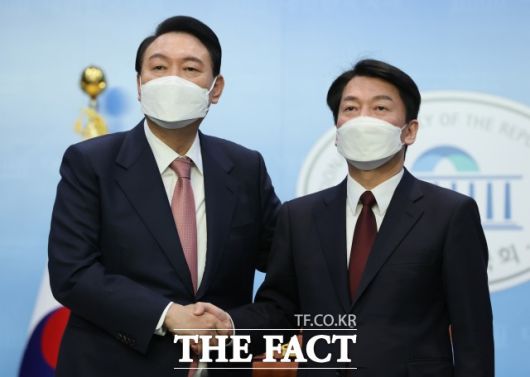 윤석열(왼쪽) 국민의힘 대선후보와 안철수 국민의당 대선후보가 3일 오전 서울 여의도 국회 소통관에서 단일화 기자회견을 마치고 악수하고 있다. /국회=이선화 기자