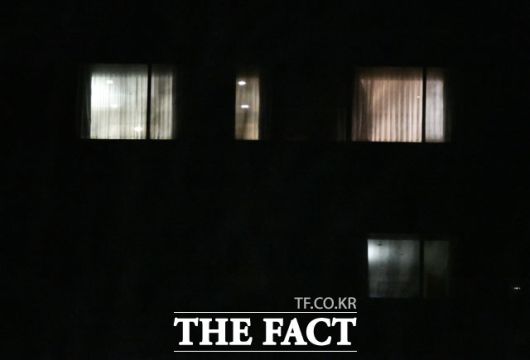 국정농단 사건 등으로 유죄가 확정돼 수감 중인 박근혜 전 대통령이 지난해 12월 31일 0시 특별사면된 가운데 박 전 대통령 병실에 불이 켜져 있다. 박 전 대통령은 작년말 특별사면·복권이 되면서 선거권이 회복돼 이번 대선에서 투표를 할 수 있게 됐다. /이효균 기자